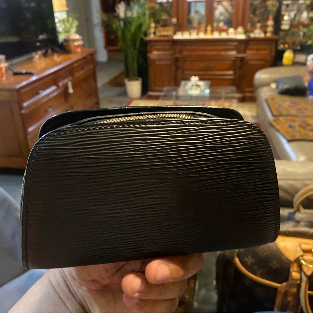 It’s very cute small LV pouch Bag. It’s so flexible to carry for everywhere..